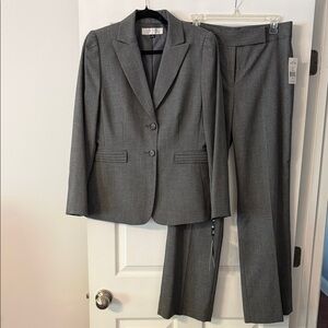 TAHARI Women’s Gray Two-Piece Suit Jacket & Trouser Set size 8 brand new
